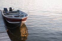 Barco en el muelle, lago de los bosques - foto de stock