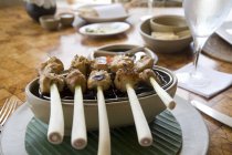 Cibo balinese - carne su bastoncini che posano su boccia all'interno — Foto stock