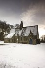 Загородная церковь в снегу — стоковое фото