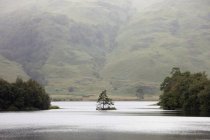 Сценическое озеро, Шотландское нагорье — стоковое фото