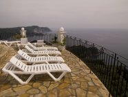 Chaises longues sur terrasse — Photo de stock
