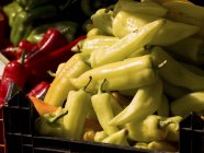 Un mucchio di peperoni verdi e rossi — Foto stock