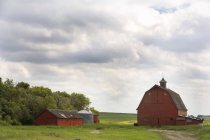 Granero rojo y estructuras de la granja al aire libre, Canadá - foto de stock