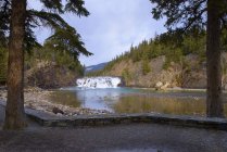 Bow Falls contre le lac — Photo de stock