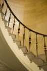 Кривая лестница с перилами — стоковое фото