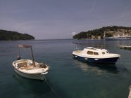 Barcos en el puerto de Dubrovnik - foto de stock