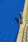 Зріла біла жінка стоїть сама на порожньому стадіоні — стокове фото