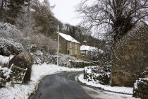 Strada invernale con casa — Foto stock