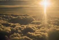 Alba sopra le nuvole contro il sole — Foto stock