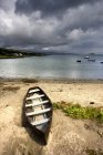 Canoa sulla riva — Foto stock