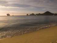 Crucero Barco contra playa de arena - foto de stock