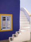 Violette Wand und weiße Treppe — Stockfoto