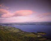 Lago e paesaggio agricolo al tramonto — Foto stock