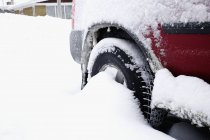 Автомобиль застрял в снегу — стоковое фото