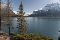 Lake minnewanka und Mount inglismaldie — Stockfoto