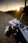 Motocicleta estacionada no lado da estrada — Fotografia de Stock