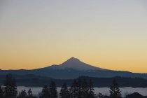 Pico de montaña al amanecer - foto de stock