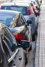 Reihe von geparkten Autos — Stockfoto