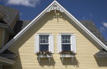 Житловий будинок з віконницями — стокове фото