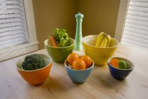 Ciotole con frutta e verdura — Foto stock