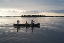 Tre persone in canoa; Lago dei boschi, Ontario, Canada — Foto stock