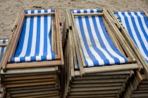 Pilha de cadeiras de praia dobradas — Fotografia de Stock