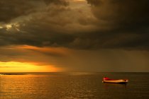 Лодка встала на якорь на закате — стоковое фото