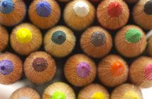 Vue du haut des différents crayons de couleur du haut — Photo de stock