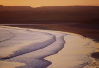 Вид волн на песчаный берег — стоковое фото