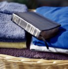 La Bible placée sur la blanchisserie — Photo de stock