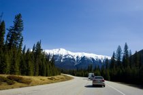 Strada di montagna con auto — Foto stock