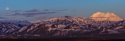Vue panoramique sur les sommets enneigés des montagnes pendant la journée — Photo de stock