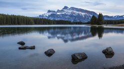 Горы и озера Альберты; Альберта, Канада — стоковое фото