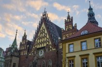Horloge astronomique sur la vieille mairie de Market Square ; Wroclaw, Basse-Silésie, Pologne — Photo de stock