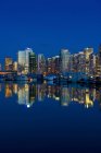 Riflessione sullo Skyline di Vancouver la sera; Vancouver, Columbia Britannica, Canada — Foto stock