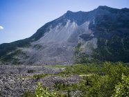 Гірський схил з невеликим потоком води пішки вдень — стокове фото