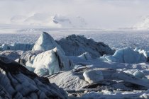 Des icebergs massifs réveillent les eaux de la lagune glaciaire le long de la côte sud de l'Islande ; Jokulsarlon, Islande — Photo de stock