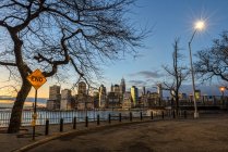 Lower Manhattan Skyline At Twilight, Remsen Street Cul-De-Sac ; Brooklyn, New York, États-Unis d'Amérique — Photo de stock