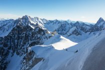Picos cubiertos de nieve en las montañas, Ruta hacia el Vallee Blanche, Esquí fuera de pista; Chamonix, Francia - foto de stock
