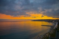 Costa de la Riviera francesa a lo largo del mar Mediterráneo al atardecer; Menton, Costa Azul, Francia - foto de stock
