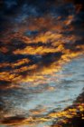 Dramático resplandor de nubes oscuras en el cielo; Canadá - foto de stock