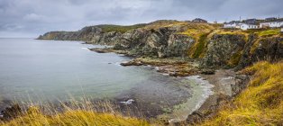 Вид на пляж зі скелястими скелями над водою — стокове фото