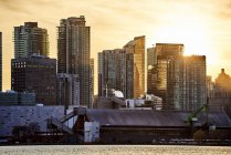 Кондомініумів вздовж набережної Skyline на заході; Торонто, Онтаріо, Канада — стокове фото