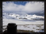 Verschneite Hügel und Felder, Blick aus dem Fenster — Stockfoto