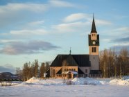 Iglesia Arjeplog, la bonita iglesia rosa; Arjeplog, Condado de Norrbotten, Suecia - foto de stock