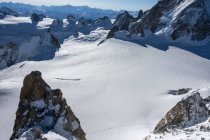 Vista de picos de neve rochosos, Vallee Blanche, Off-Piste Esqui; Chamonix, França — Fotografia de Stock