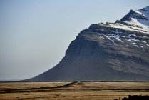 Montanha acidentada e céu azul ao pôr do sol; Islândia — Fotografia de Stock