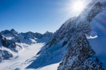 Перегляд скелястих вершин зі снігом, Егюй Des Монтет, гори Монблан масив в Верхня Савойя; Шамоні, Франція — стокове фото