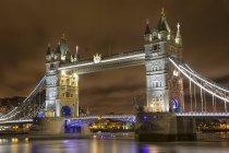 Tower Bridge di notte; sull'acqua del fiume, Londra, Inghilterra — Foto stock
