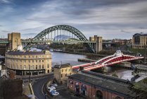 Vista ao longo do rio Tyne para ver as pontes e edifícios; Newcastle Upon Tyne, Tyne and Wear, Inglaterra — Fotografia de Stock